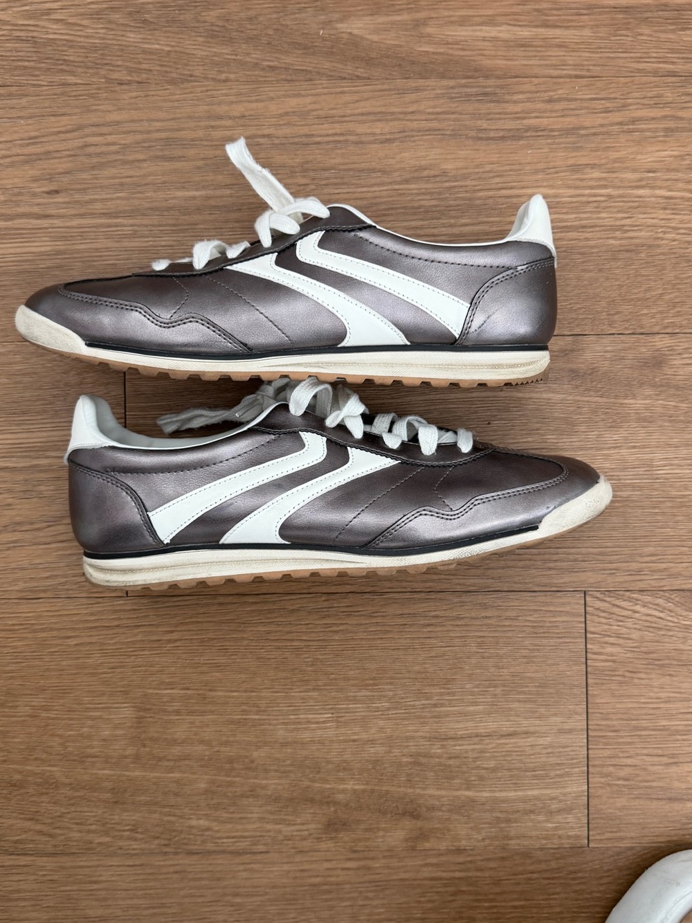 No Boundaries Metallic Gray and White Men's Athletic Sneakers